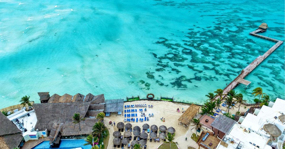 Resorts and beaches without sargassum in Mexico: Isla Mujeres and Bacalar